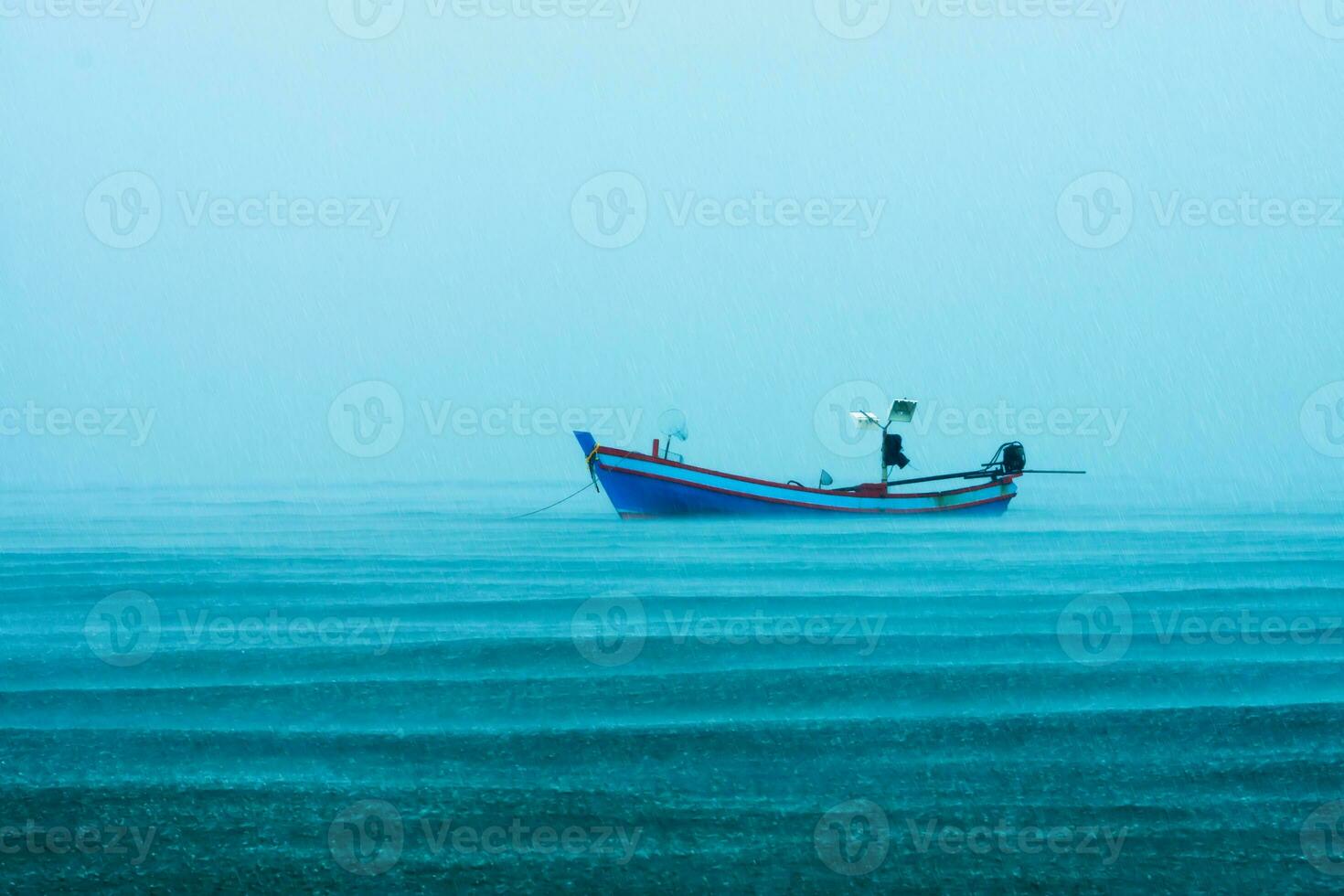 pescaria barco em a mar com chovendo dentro a mar. foto