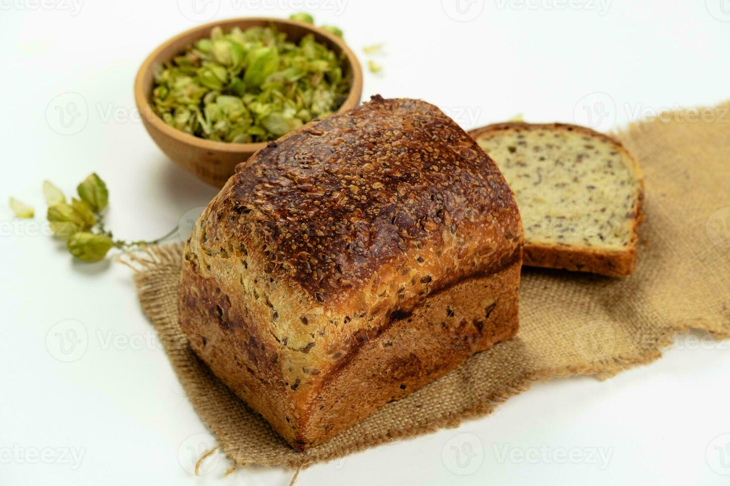 orgânico pão do todo grão farinha e pulo sourdough. seco pulo flores dentro de madeira tigela e caseiro pão. construir padaria conceito foto