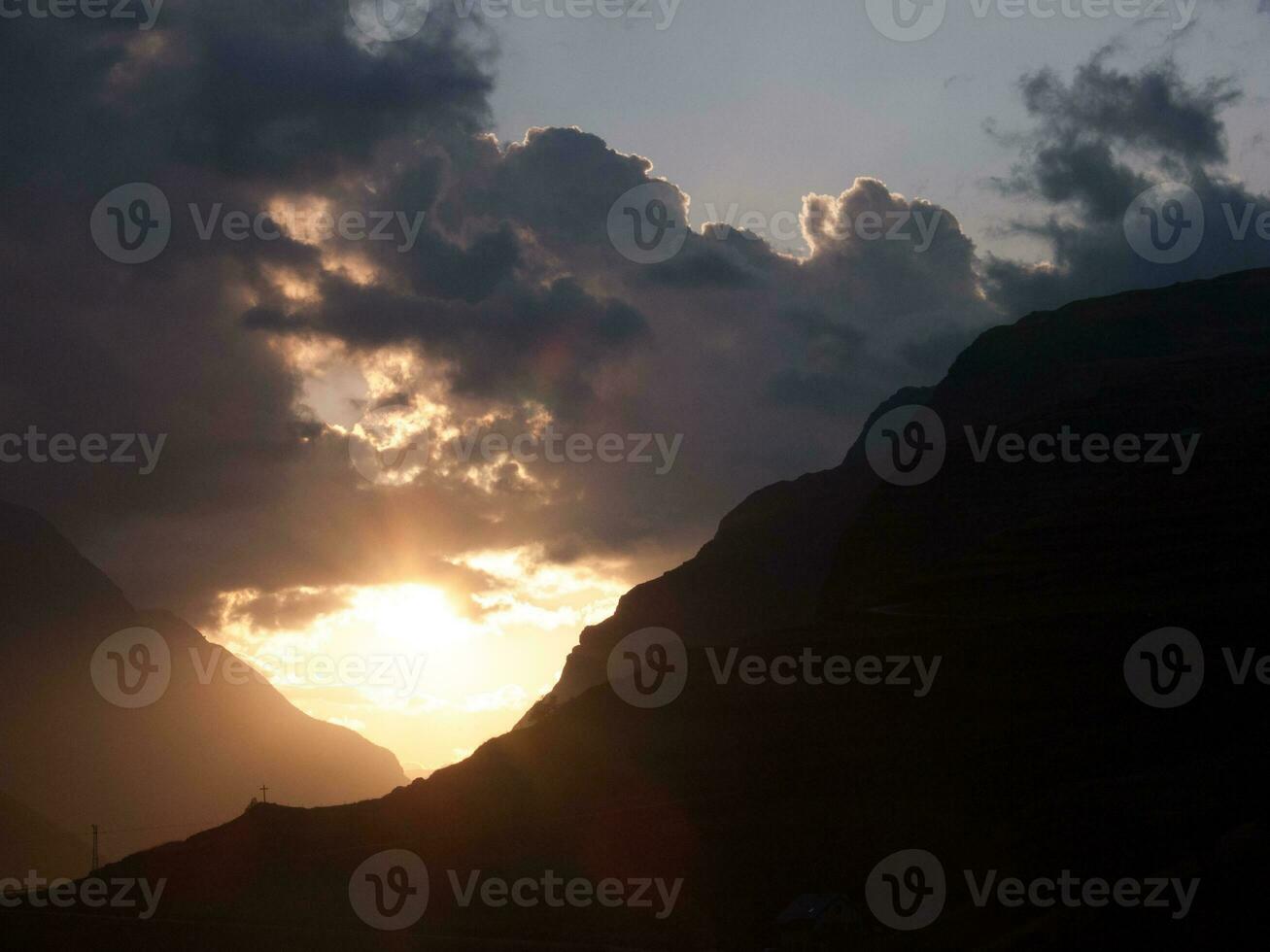 uma pessoa é em pé em uma Colina com uma relógio foto