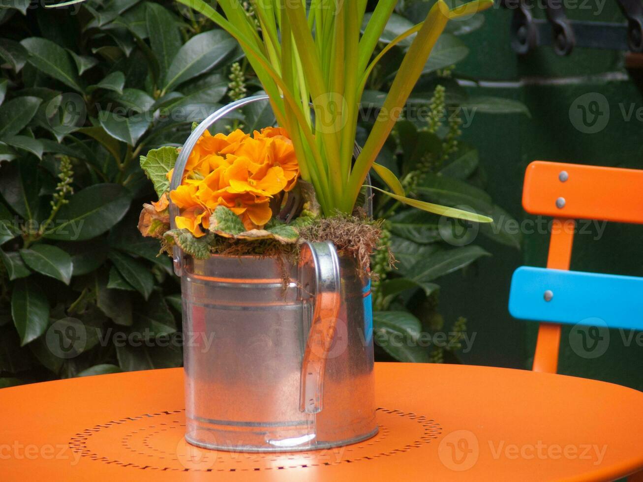 um vaso de flores em uma mesa foto