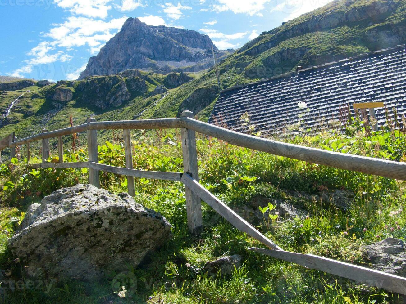 uma cerca de madeira foto