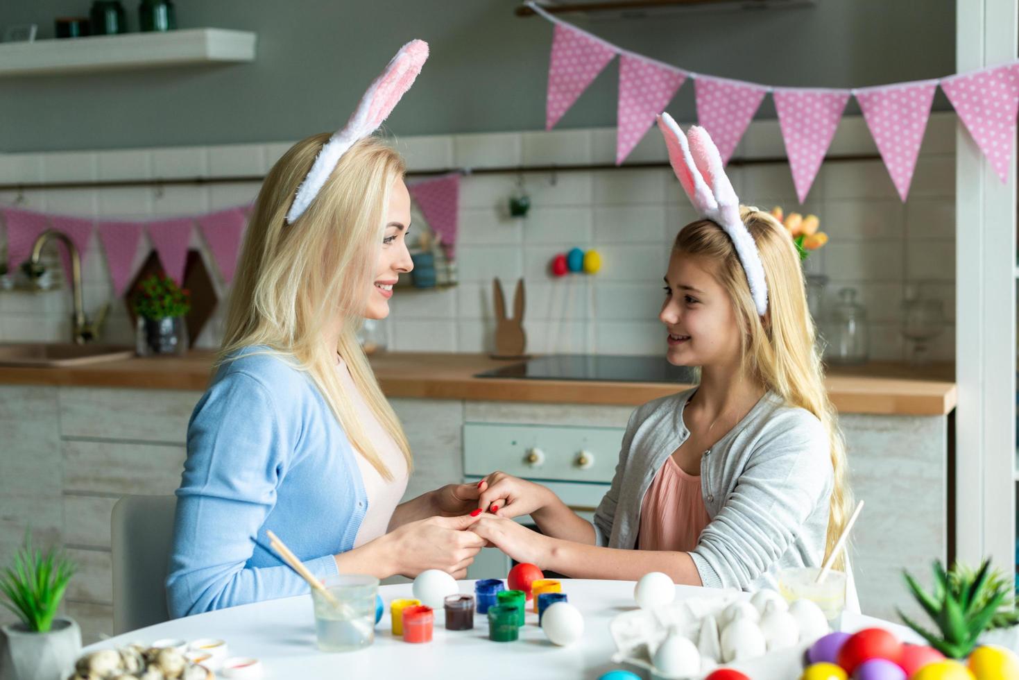 feriado da Páscoa, dia da Páscoa, família feliz, conceito de férias, mãe e filhas pintando ovos de Páscoa. família feliz se preparando para a Páscoa. mãe e suas meninas brincando juntas foto