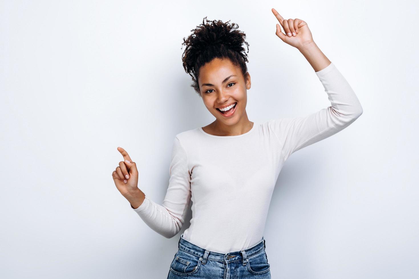 jovem feliz sinceramente se regozija em um fundo branco foto