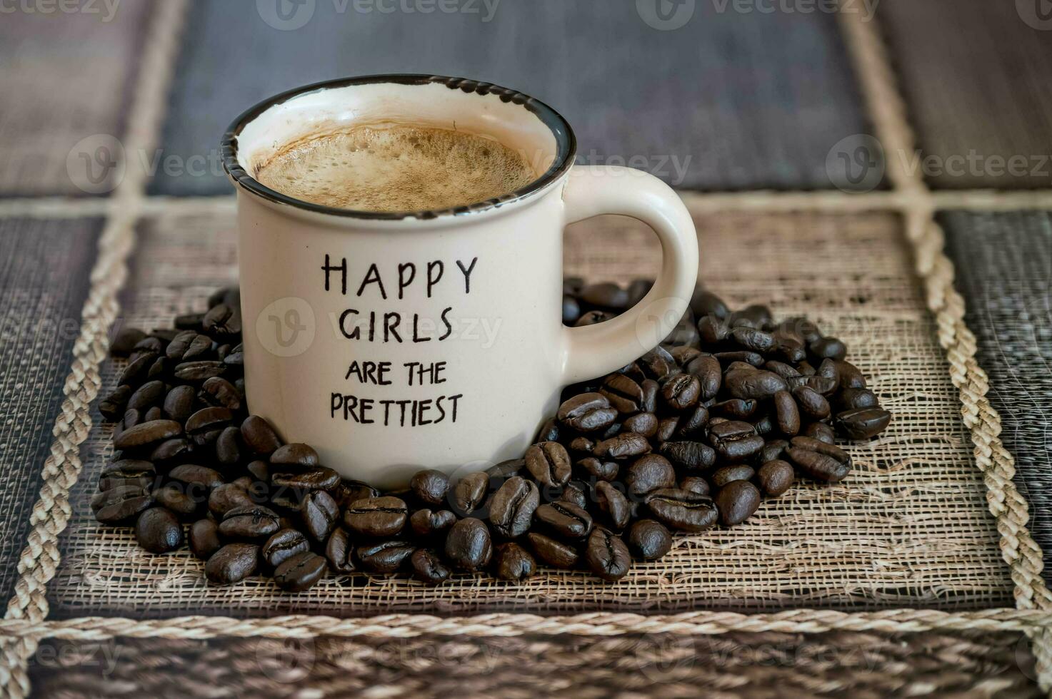 feliz meninas estão a mais bonita em uma branco café caneca foto