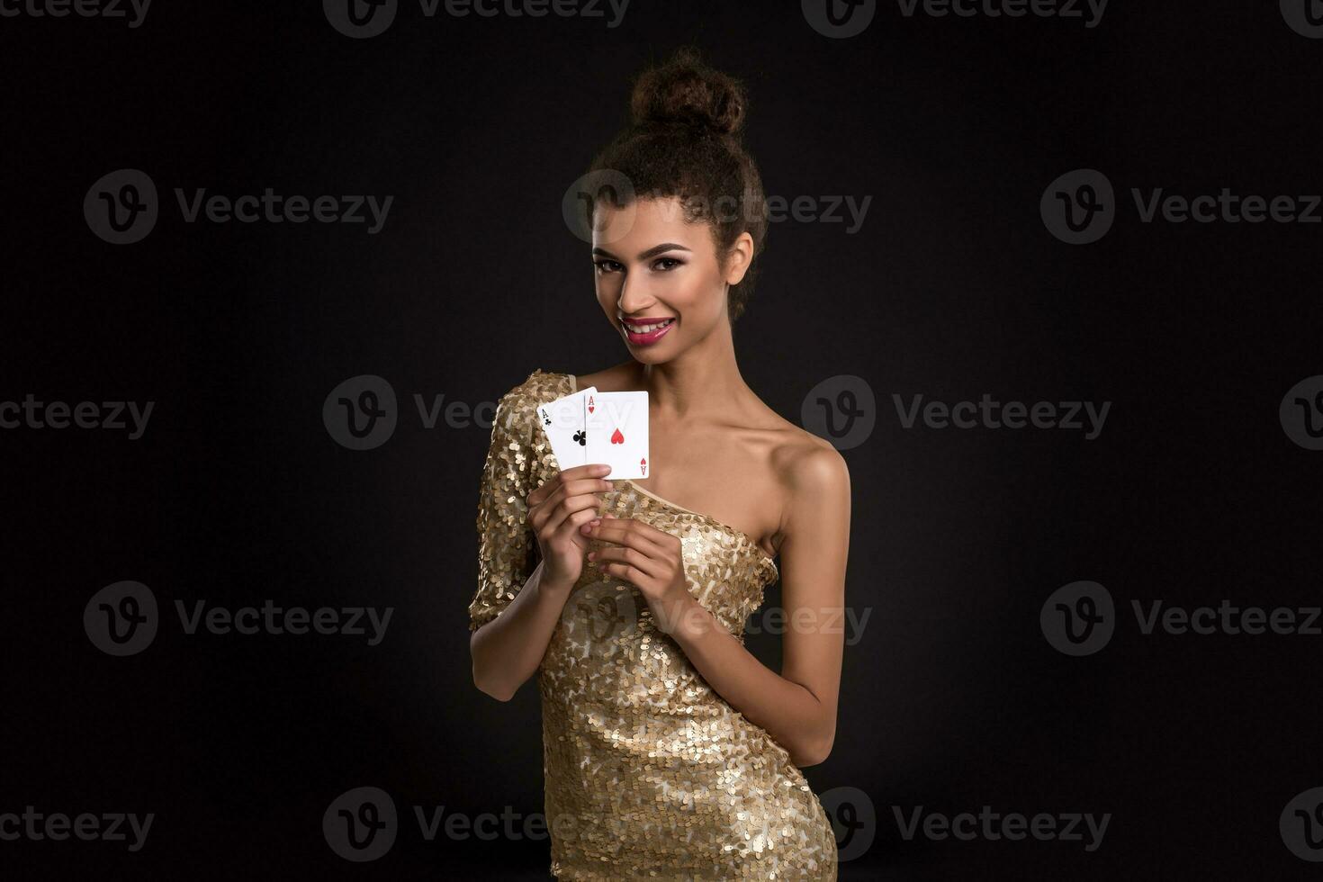 bonita africano menina mostra dois ases dentro cassino pôquer e ganhar foto
