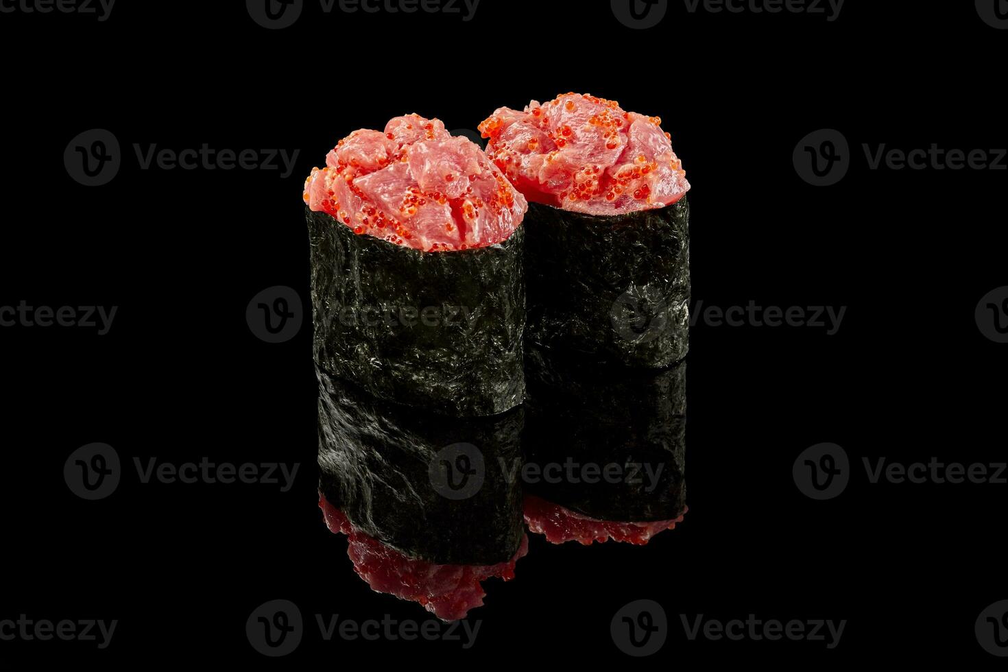 picante gunkan maki com cru atum em Preto fundo foto