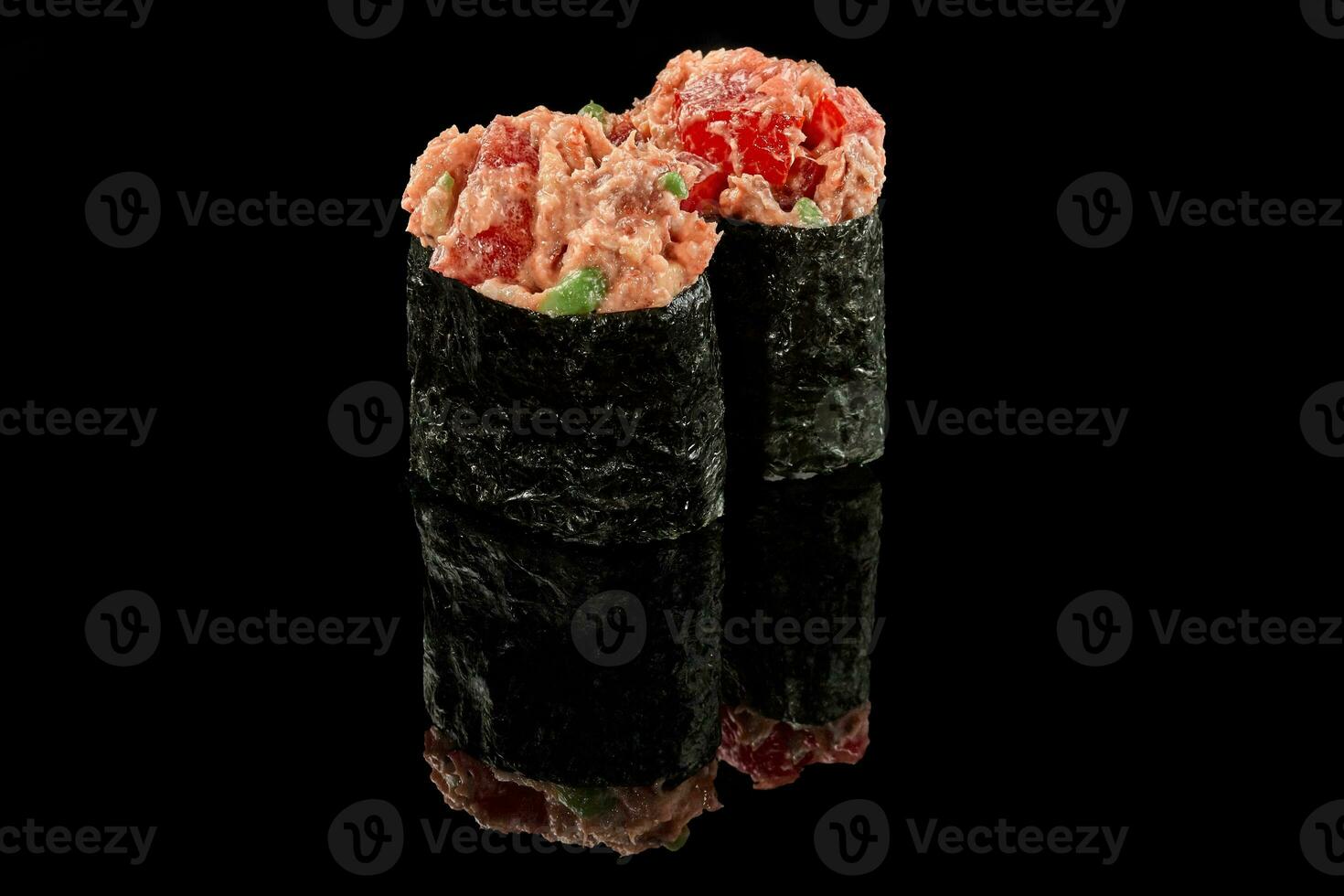 gunkan maki Sushi com enguia e abacate em Preto fundo foto