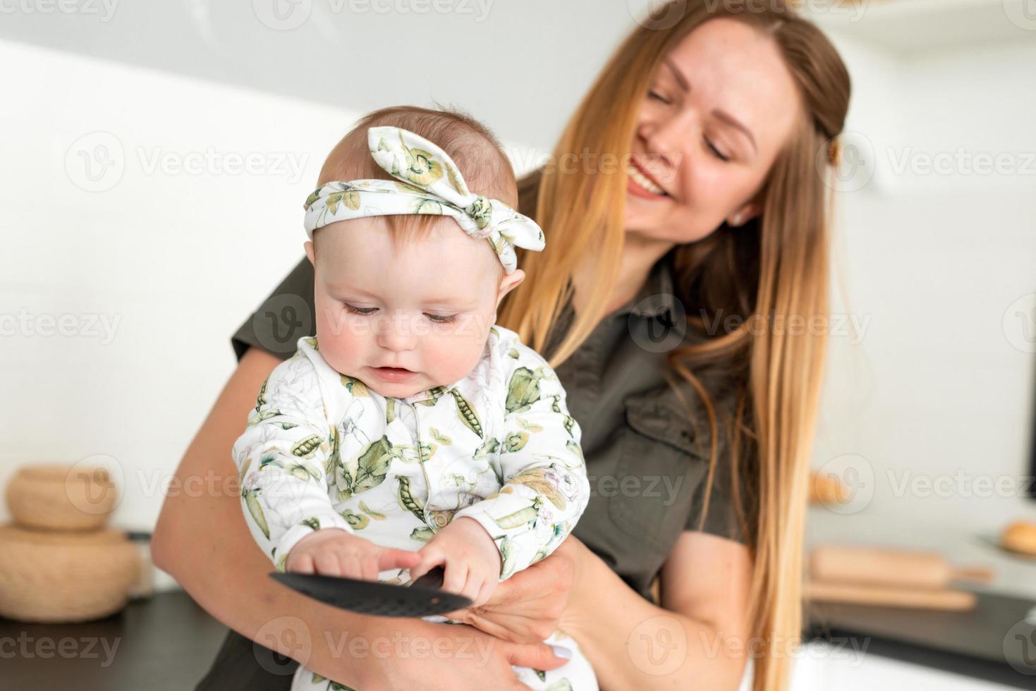 mãe feliz e conceito de fotografia de bebê, linda e linda mãe segurando sua linda filhinha foto