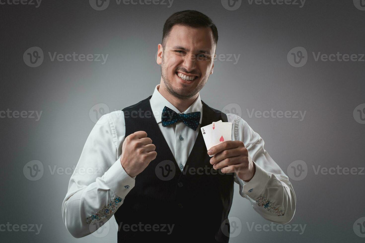 bonito confiante homem segurando cartões olhando às Câmera. foto