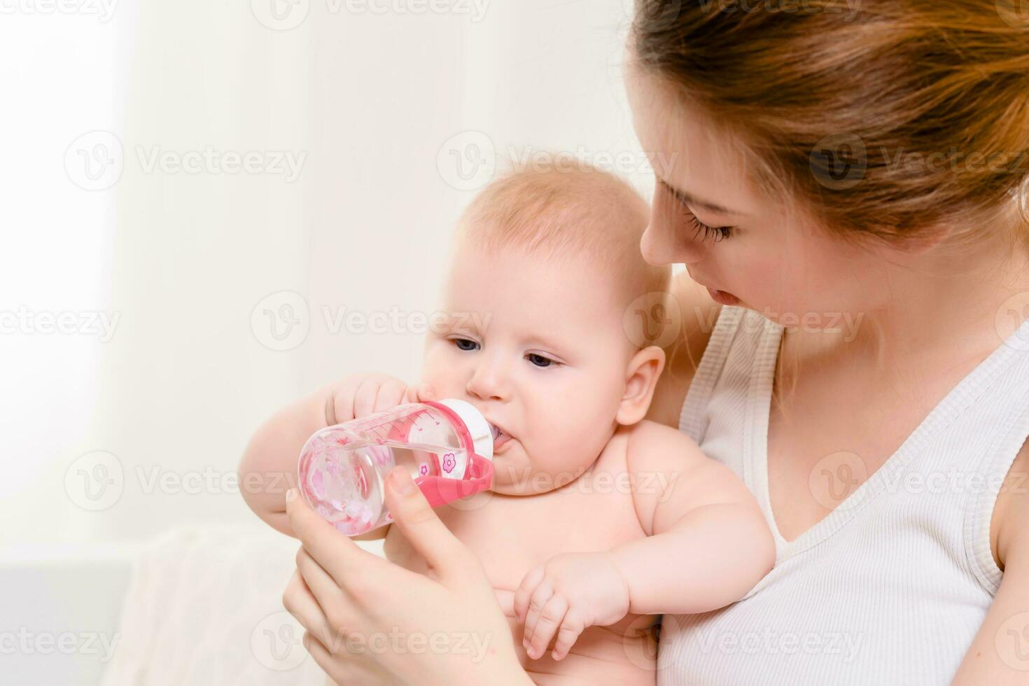 alimentando bebê. bebê comendo leite a partir de a garrafa. foto