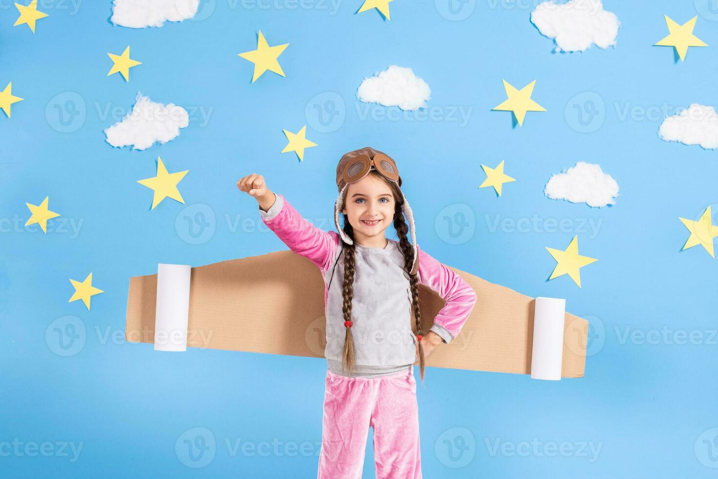 pequeno criança menina dentro a astronauta traje é jogando e sonhando do tornando-se uma astronauta. foto