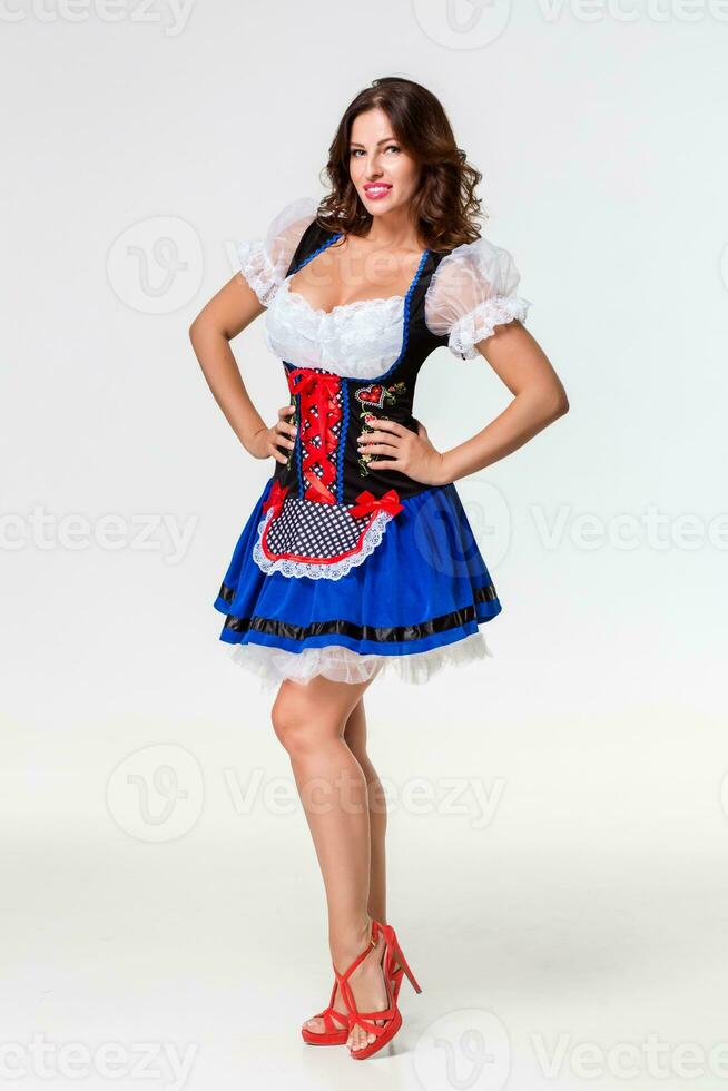 lindo jovem morena menina do oktoberfest stein foto