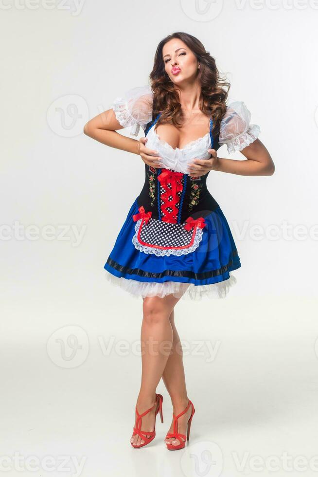 lindo jovem morena menina do oktoberfest stein foto