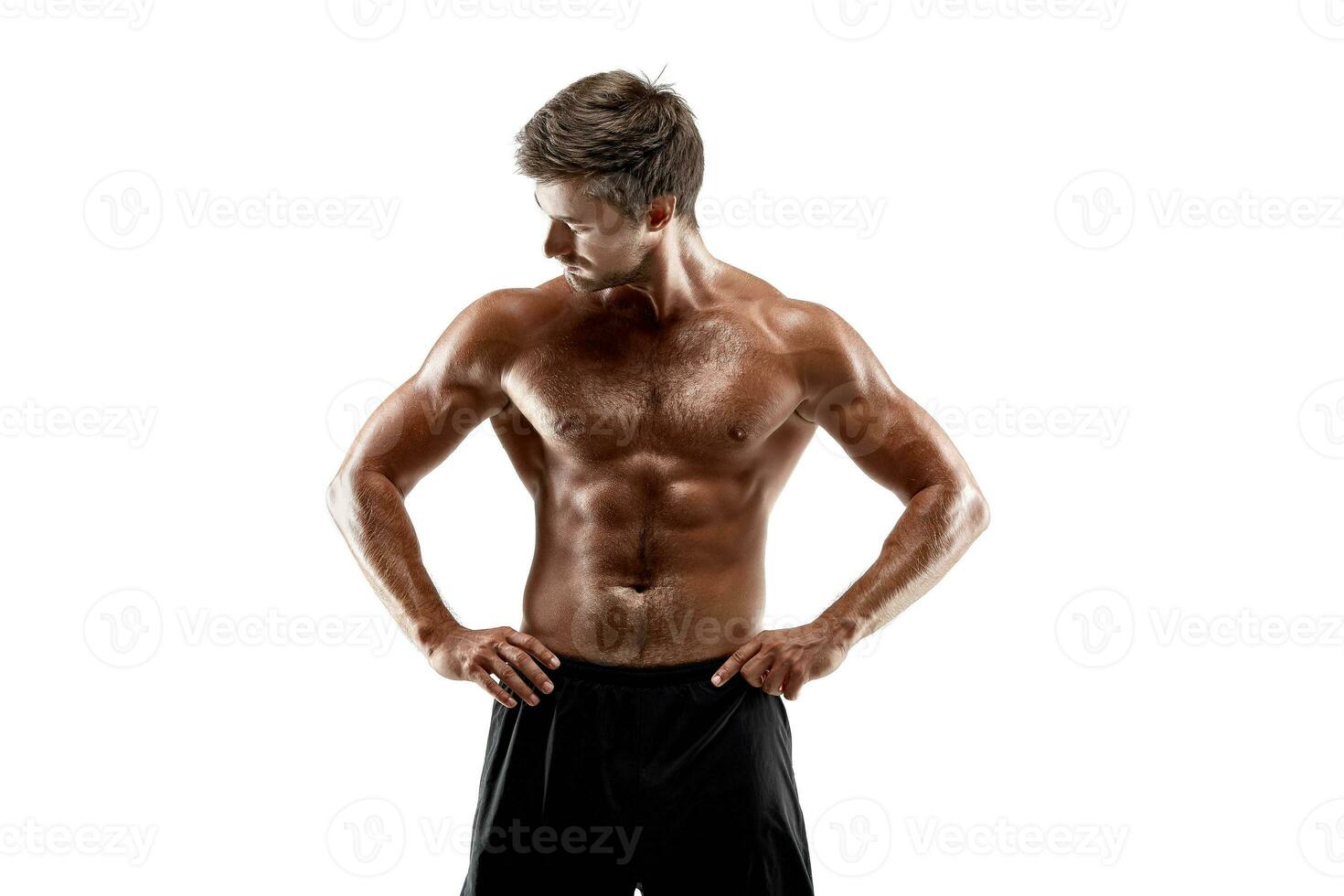 retrato jovem sexy bonito homem do Forte de atleta corpo com nu tronco. posando em branco estúdio fundo foto