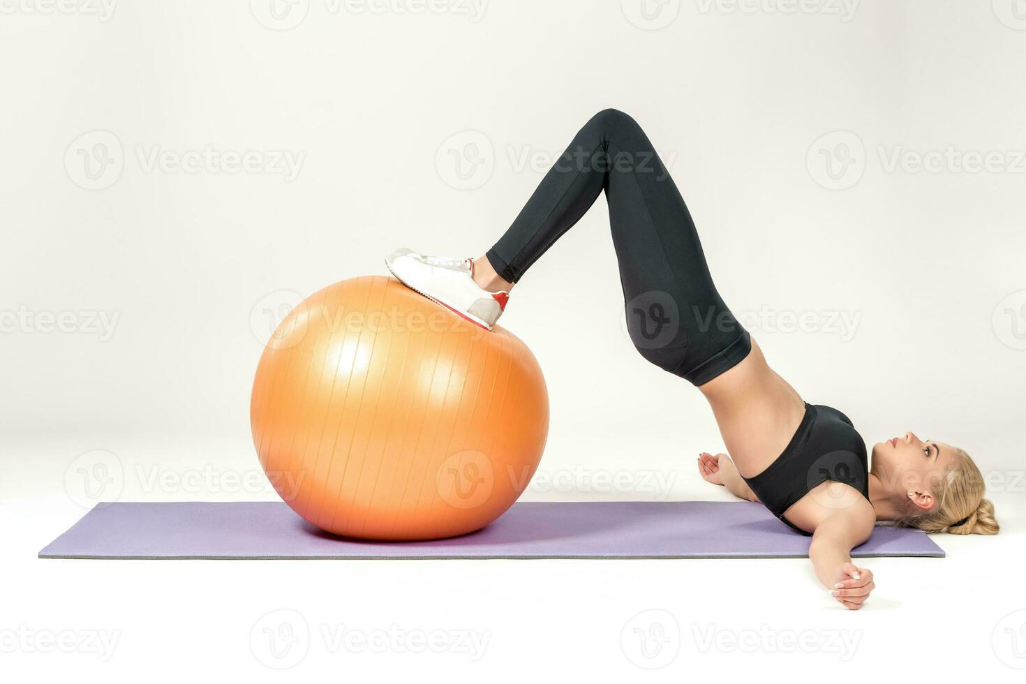 jovem mulher Treinamento com fitball foto