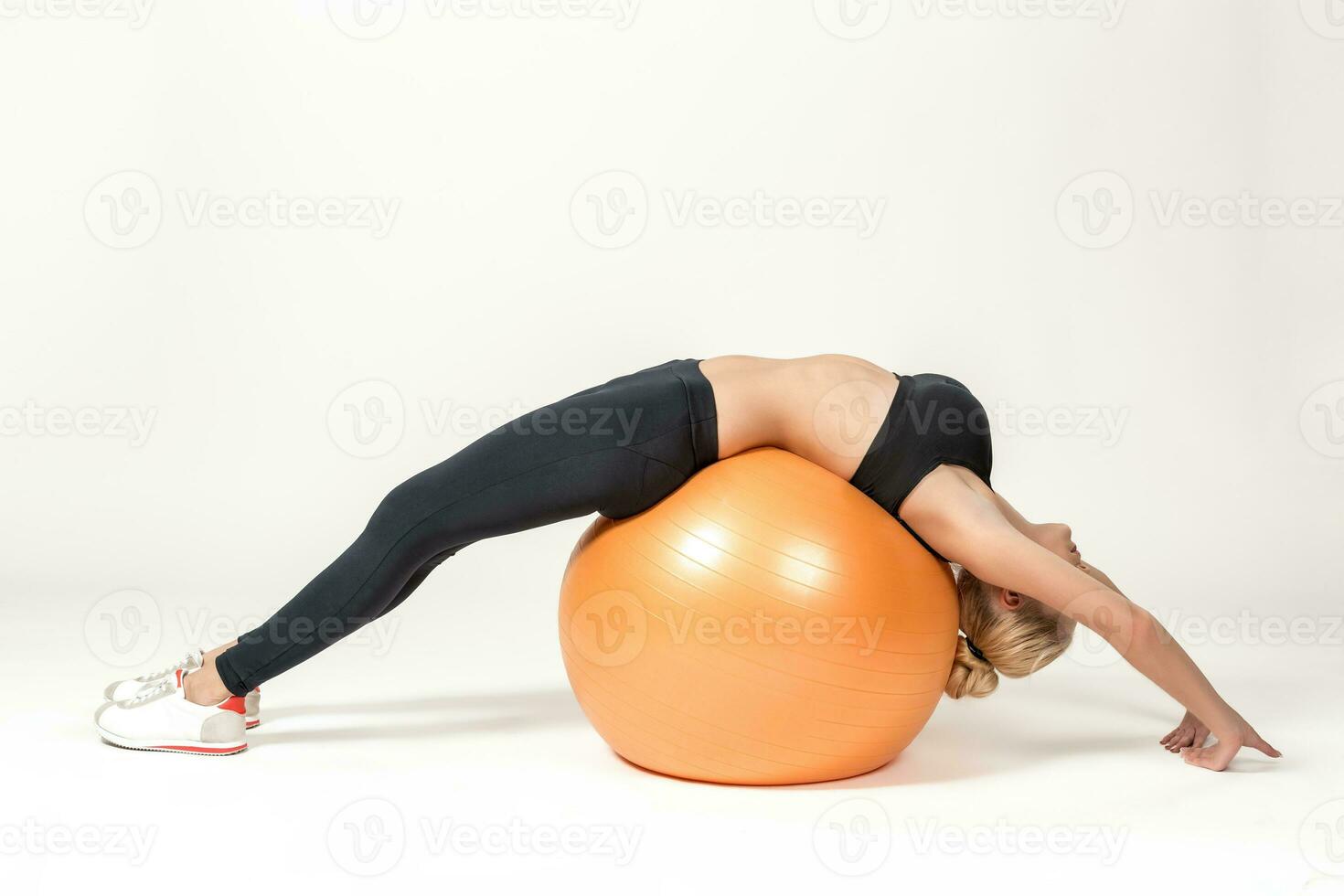 jovem mulher Treinamento com fitball foto