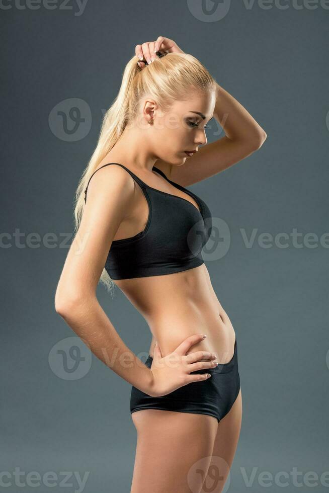 jovem lindo mulher dentro ginástica vestem treinado fêmea corpo foto