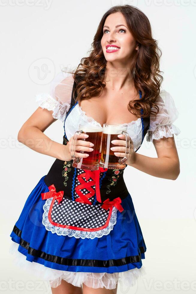 lindo jovem morena menina do oktoberfest Cerveja stein foto