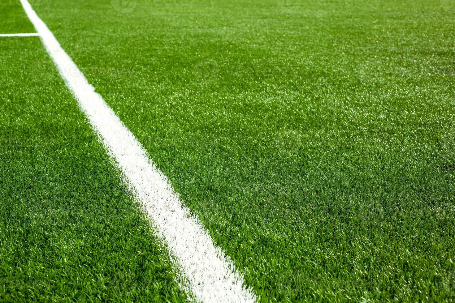 branco linha em uma futebol campo Relva foto