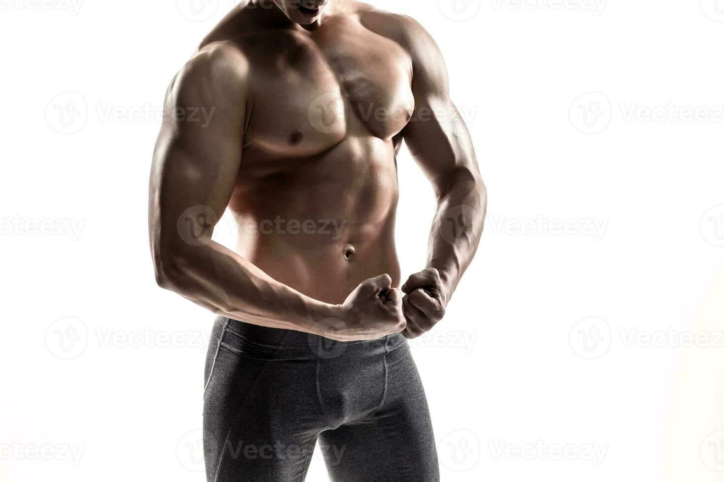 fisiculturista homem posando, mostrando perfeito abdômen, ombros, bíceps, tríceps, peito foto