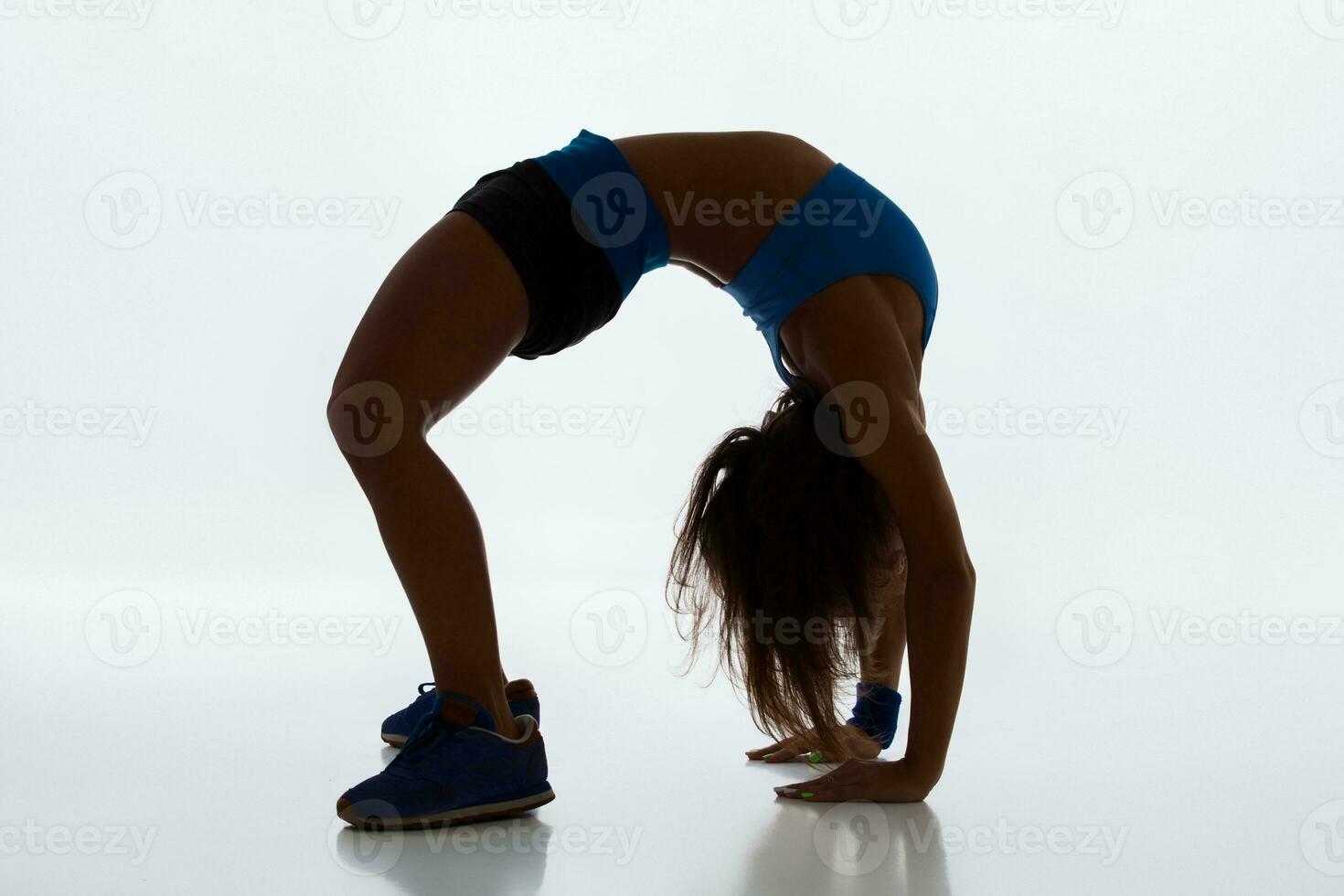 desportivo flexível menina fazendo alongamento exercício foto