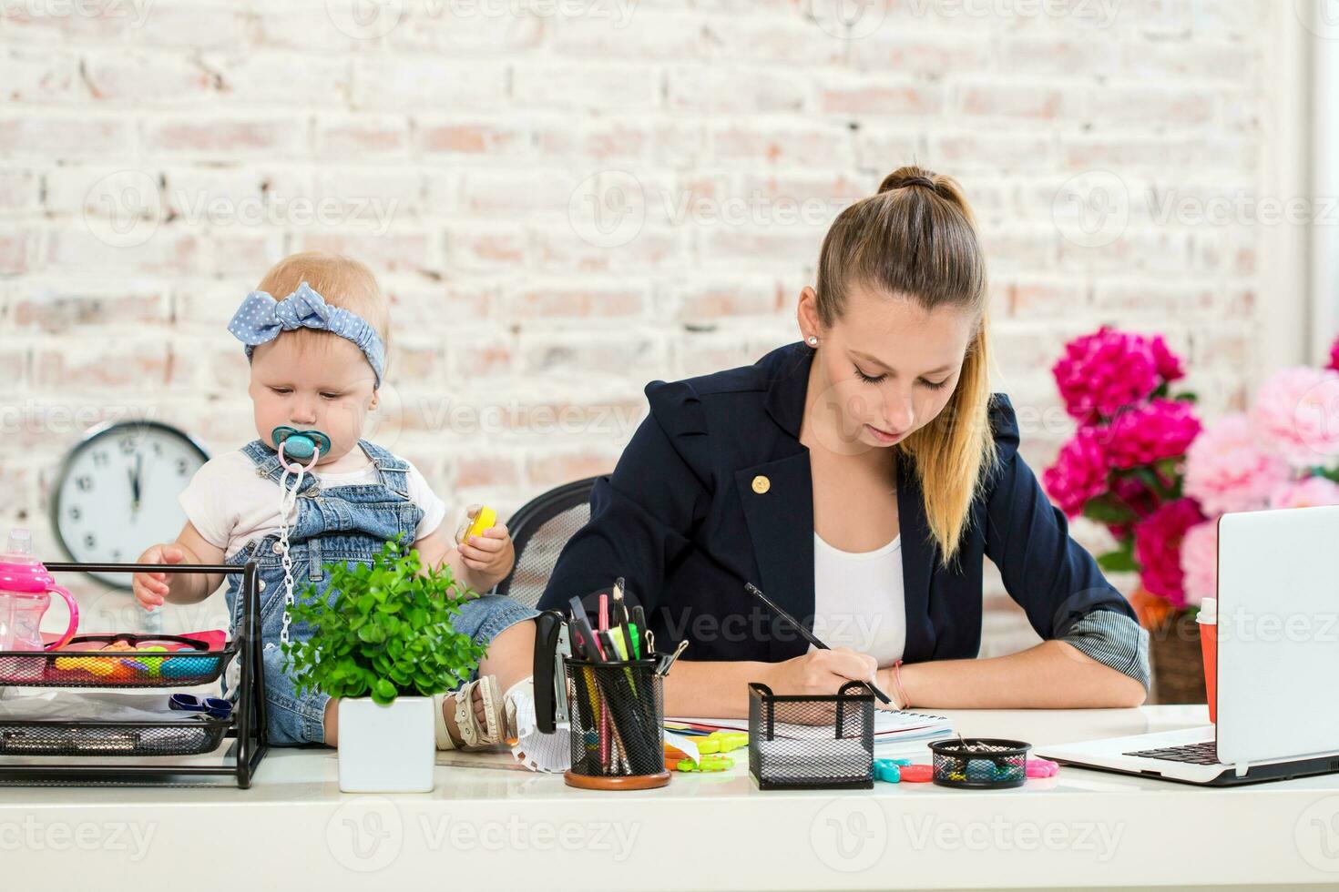 mãe e empresária trabalhando com computador portátil computador às casa e jogando com dela bebê garota. foto