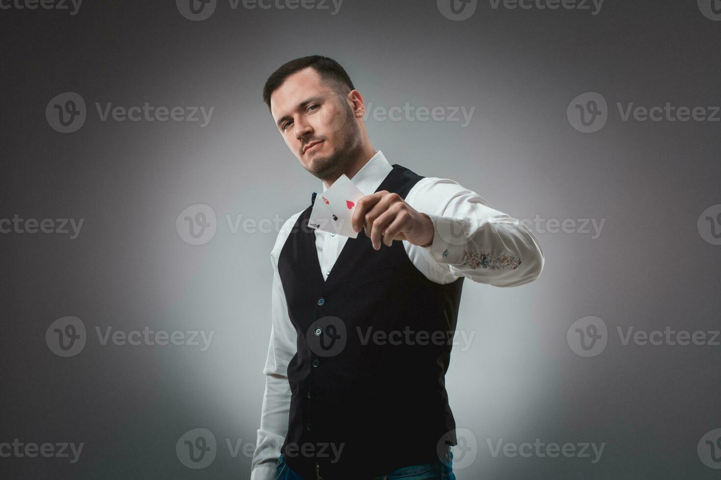 bonito pôquer jogador com dois ases dentro dele mãos foto