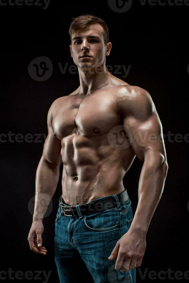muscular fisiculturista cara fazendo posando sobre Preto fundo foto