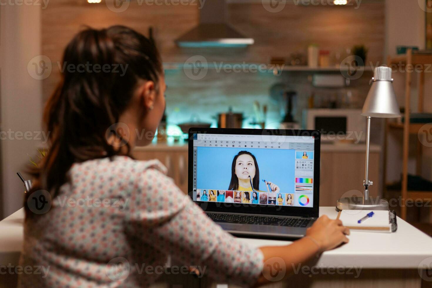 profissional gráfico editor retocada fotos do uma cliente durante noite Tempo dentro casa escritório. fotógrafo fazendo retrato postar Produção usando Programas e desempenho computador portátil, artista, ocupação, tela, gráfico