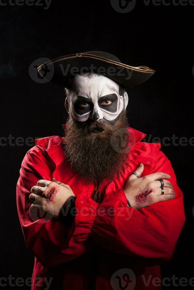 assustador barbudo pirata com mãos cruzado sobre Preto fundo. dia das Bruxas disfarçar foto