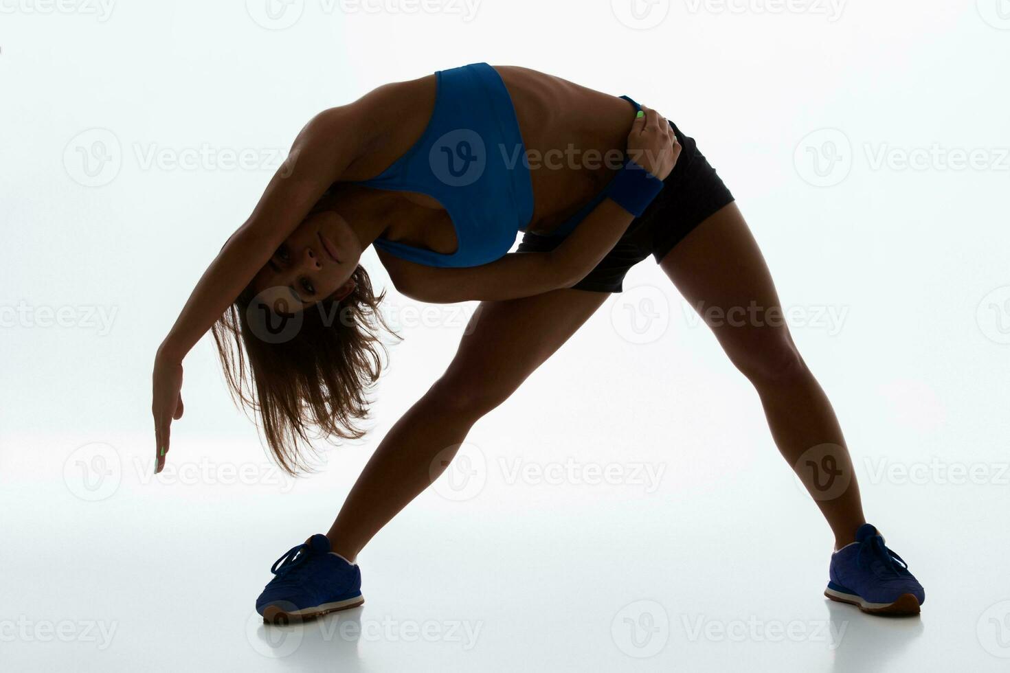 desportivo flexível menina fazendo alongamento exercício foto