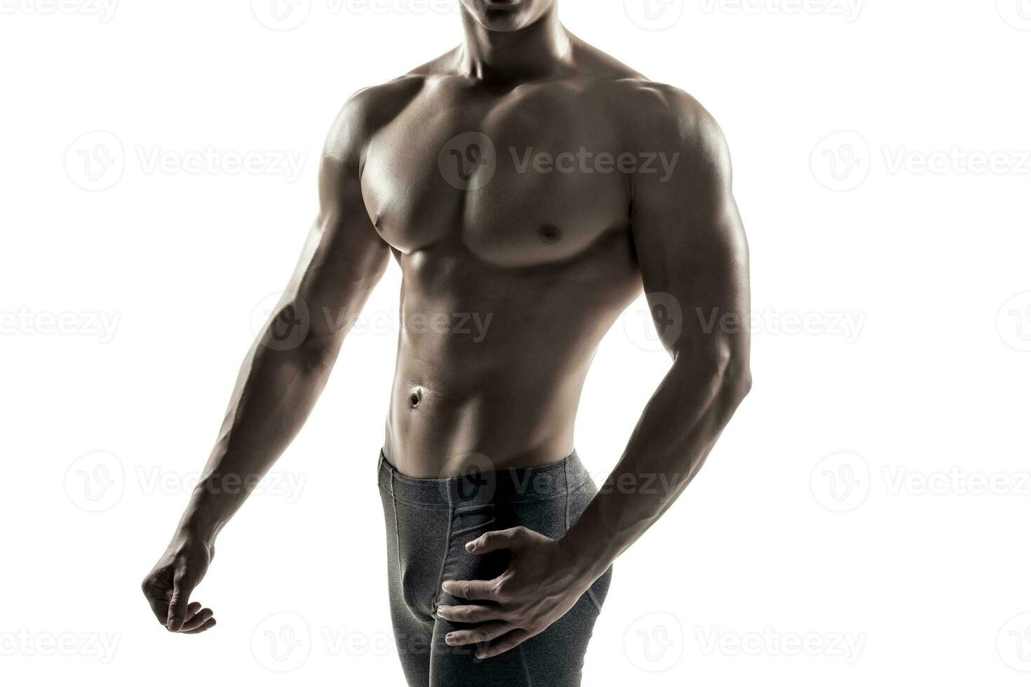 Forte homem mostrando perfeito corpo, abdômen e peito. fechar-se foto