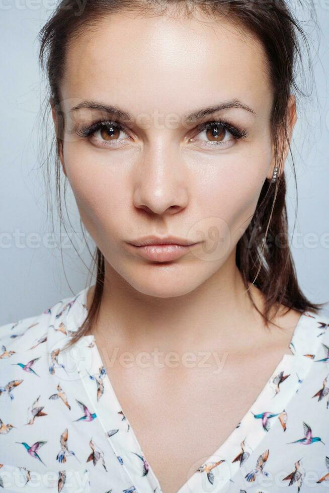 jovem mulher beleza retrato. natural suave faço acima. foto