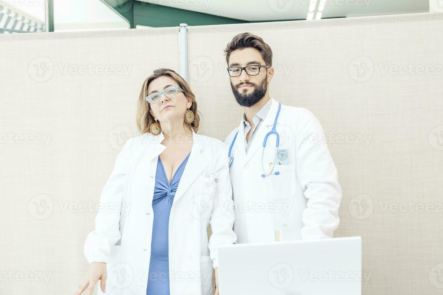 casal do médicos dentro hospital foto