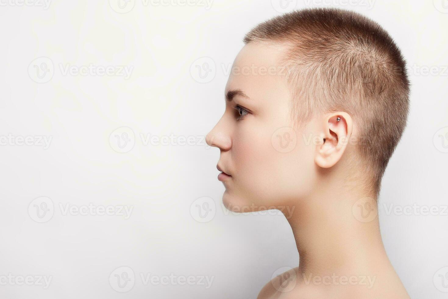 beleza retrato do jovem menina perfil com curto cabelo foto