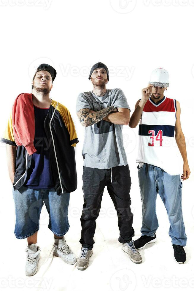 grupo do três rappers posando dentro a fotográfico estúdio foto