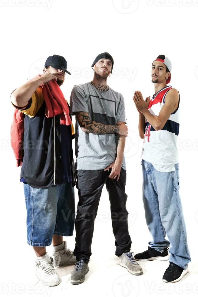 grupo do três rappers posando dentro a fotográfico estúdio foto