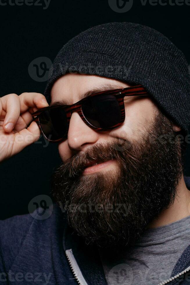 bonito masculino grande barba dentro óculos e chapéu foto