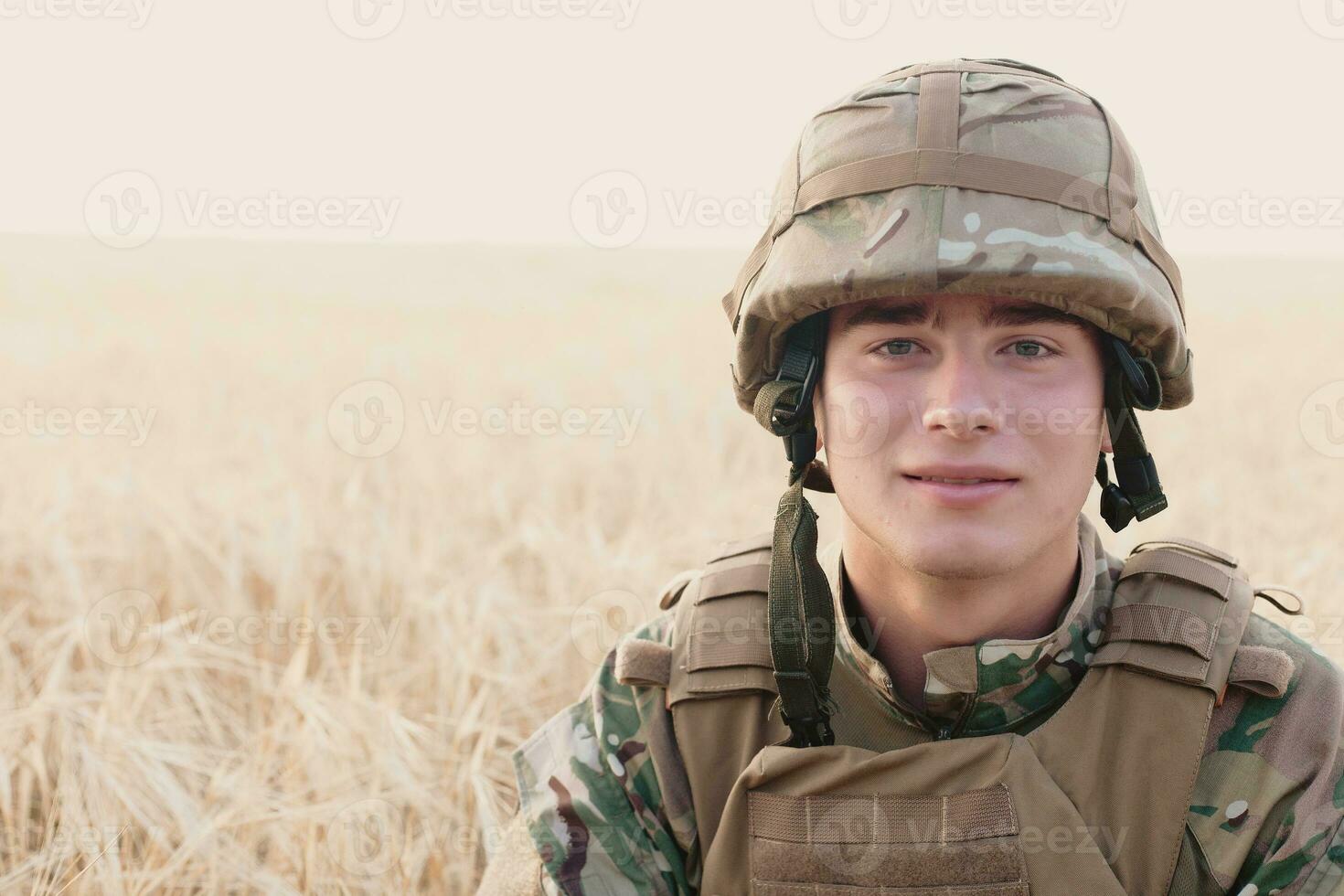 soldado homem em pé contra uma campo foto