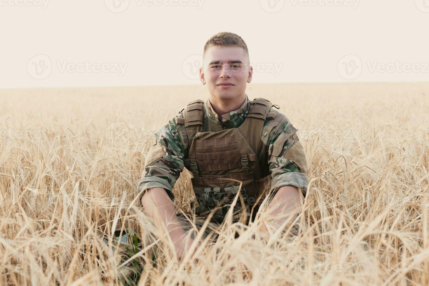 soldado homem em pé contra uma campo foto