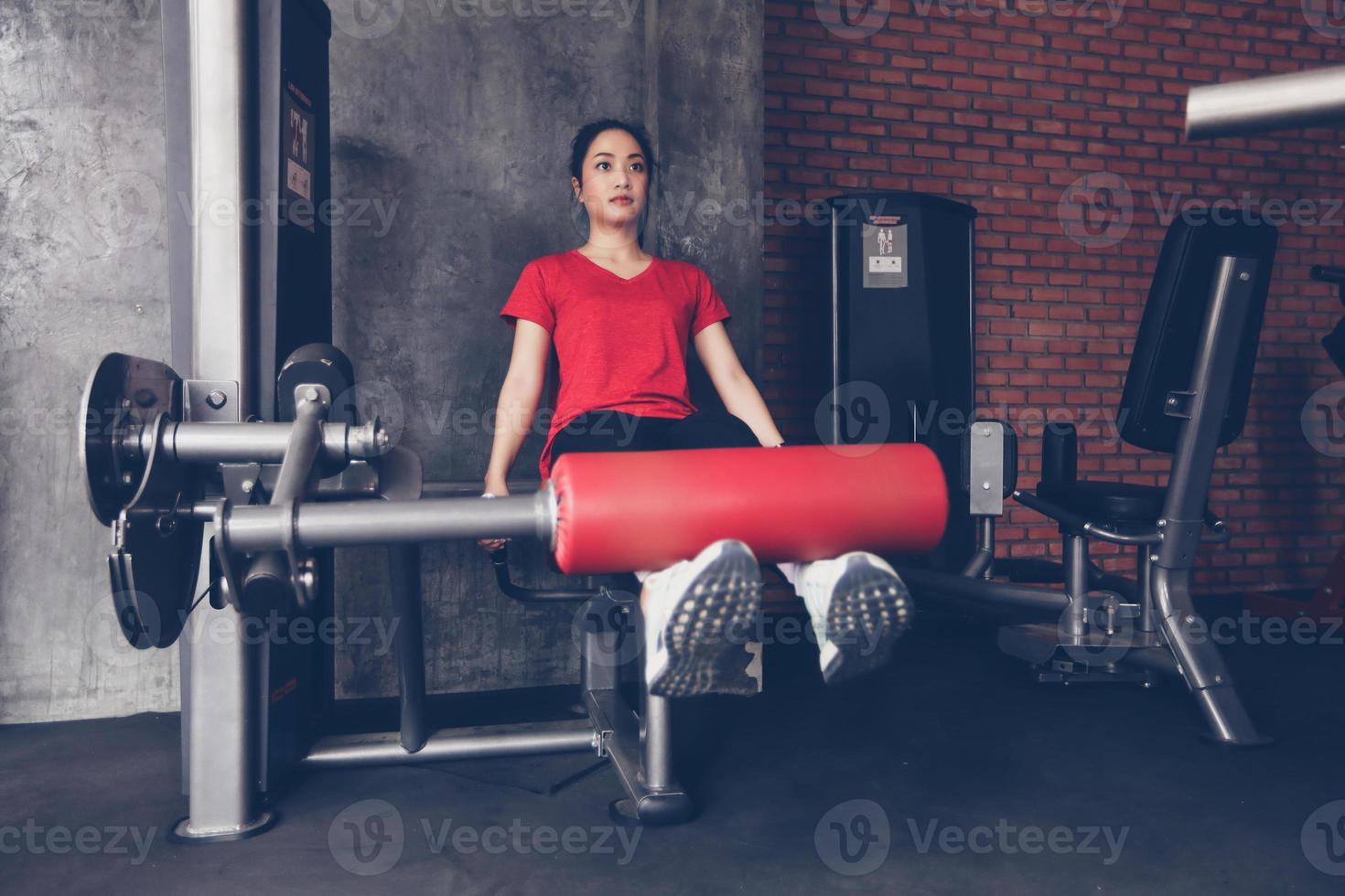 linda musculoso apto mulher exercitando construção de músculos e fitness mulher fazendo exercícios no ginásio. fitness - conceito de estilo de vida saudável foto