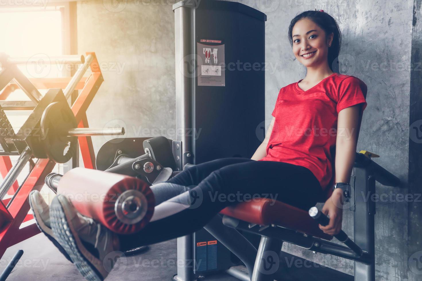 linda musculoso apto mulher exercitando construção de músculos e fitness mulher fazendo exercícios no ginásio. fitness - conceito de estilo de vida saudável foto