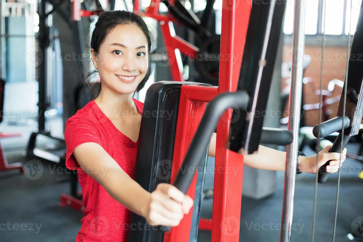 linda musculoso apto mulher exercitando construção de músculos e fitness mulher fazendo exercícios no ginásio. fitness - conceito de estilo de vida saudável foto