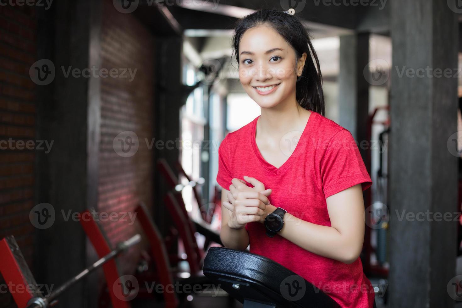 linda musculoso apto mulher exercitando construção de músculos e fitness mulher fazendo exercícios no ginásio. fitness - conceito de estilo de vida saudável foto