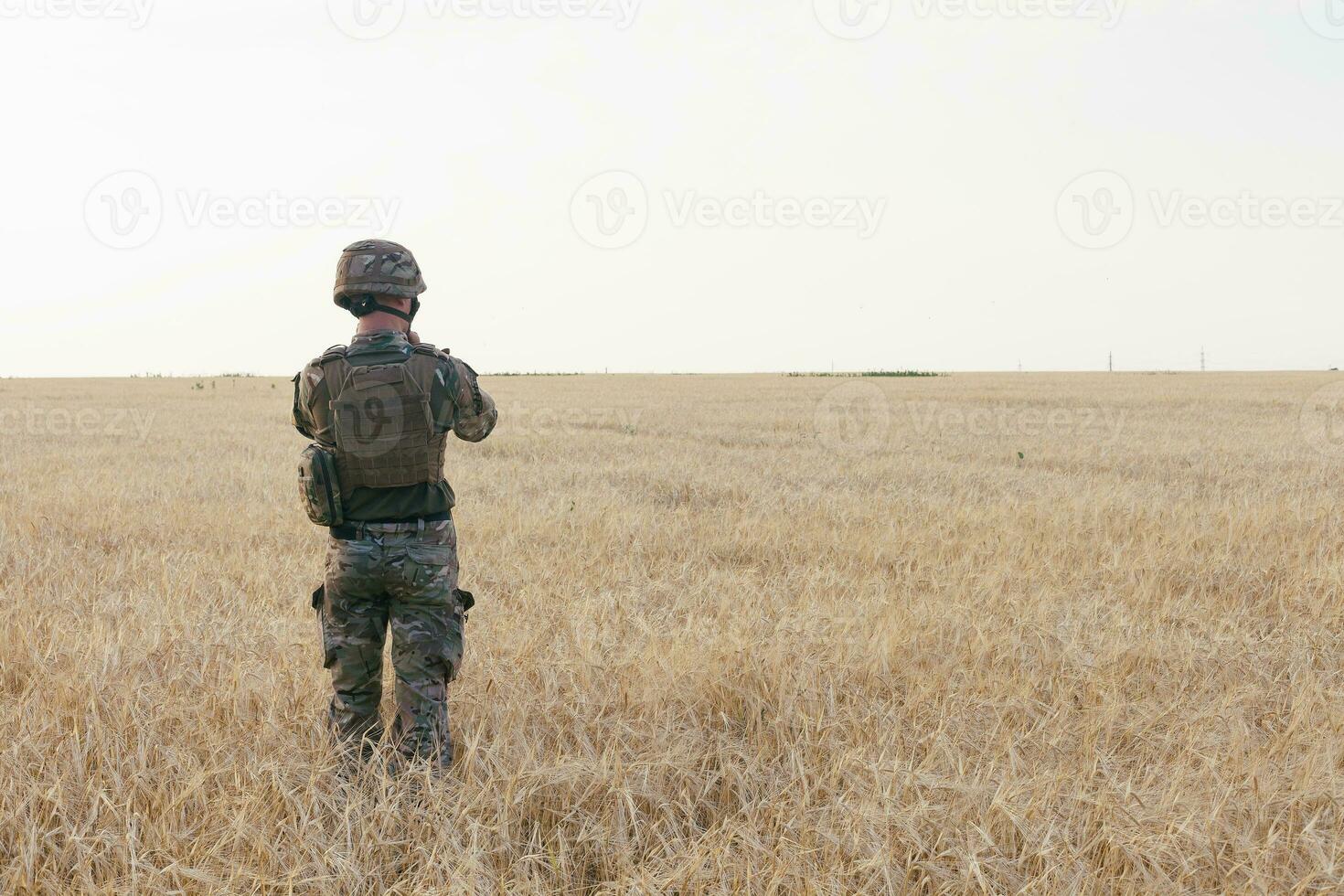 soldado homem em pé contra uma campo foto