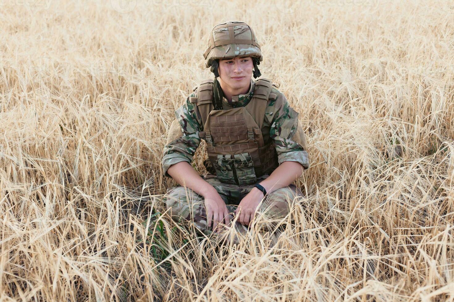 soldado homem em pé contra uma campo foto
