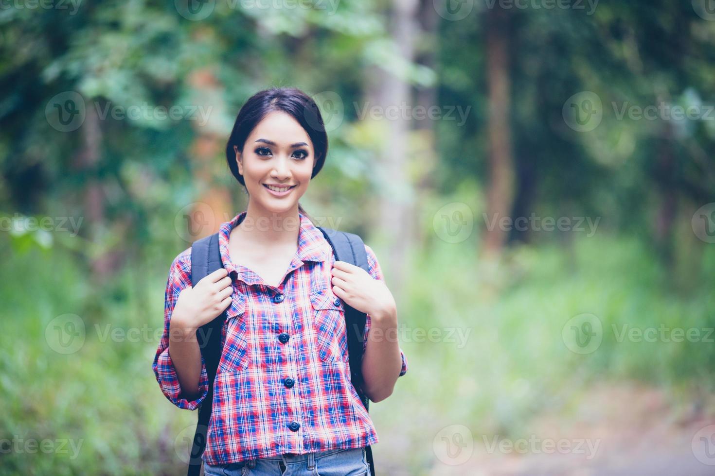 mulheres jovens em tempo de relaxamento em viagens de conceito de férias na floresta foto