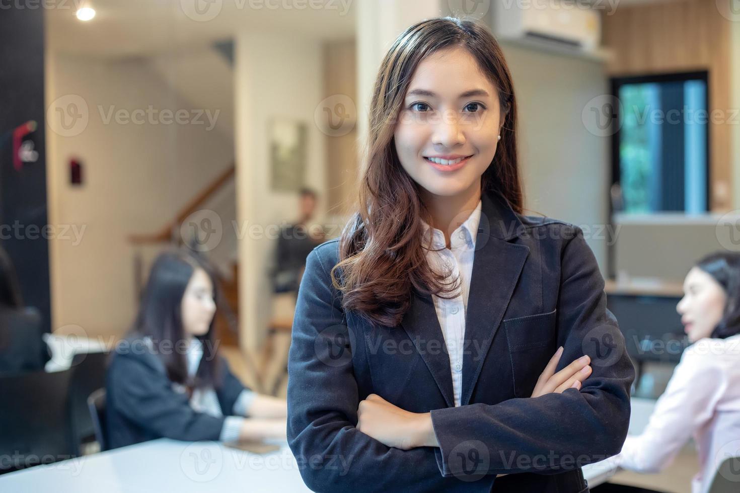 Mulheres de negócios asiáticas e grupo usando notebook para reuniões e mulheres de negócios sorrindo felizes por trabalhar foto