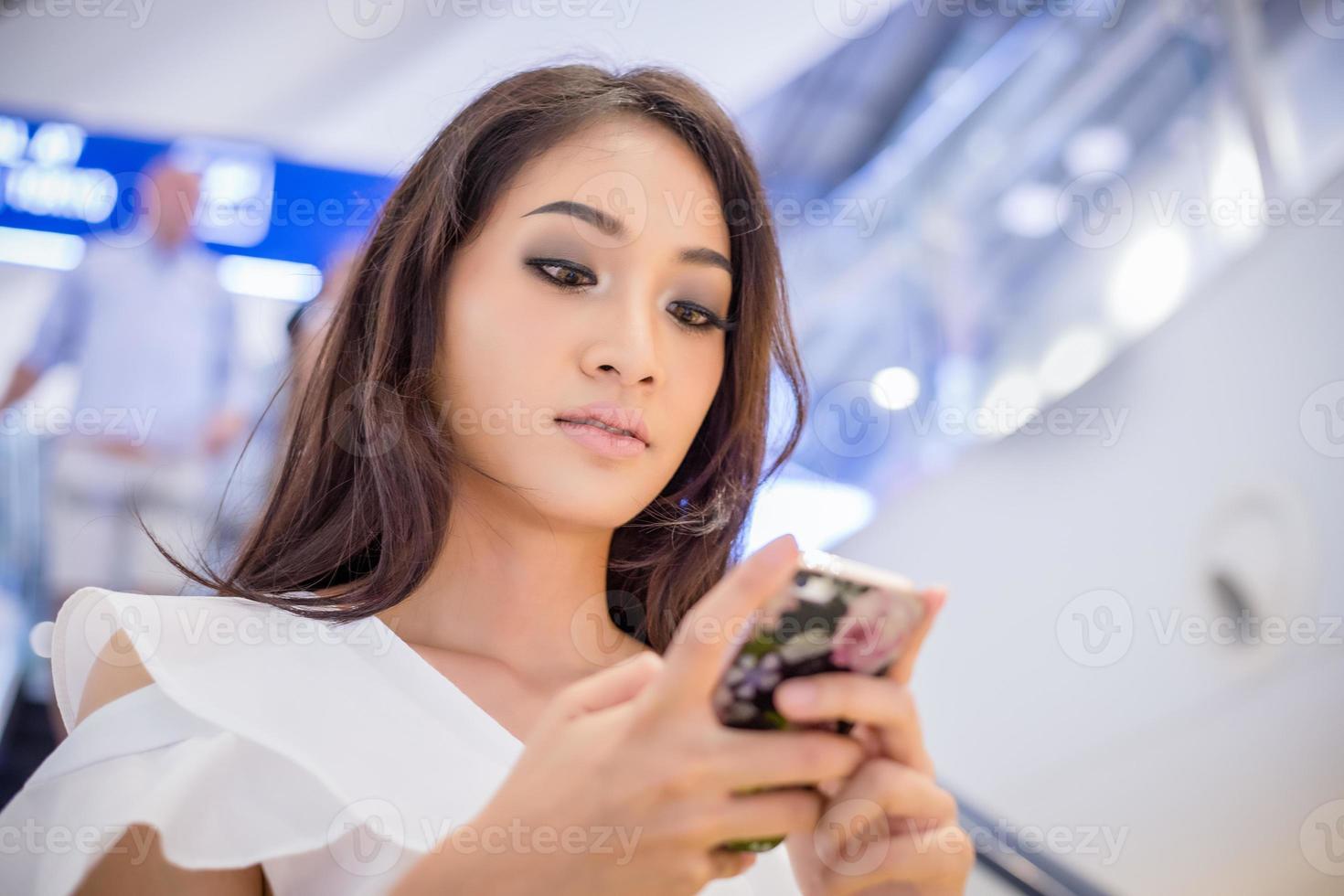 homens e mulheres de negócios asiáticos estão usando smartphones e smartphones para comunicação foto