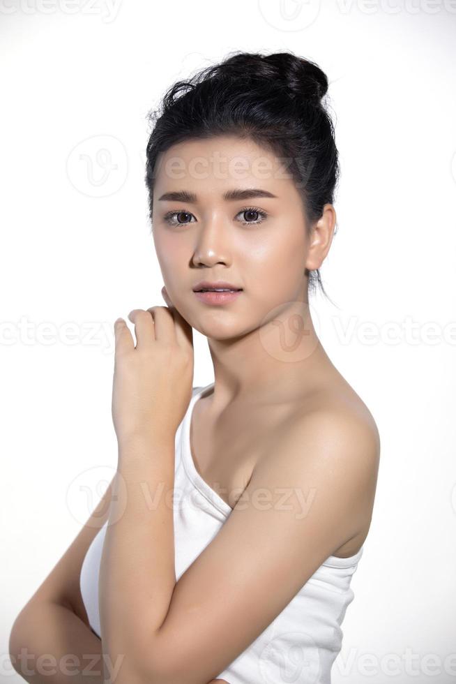 mulheres asiáticas de beleza moda retrato de pele perfeita e jovem sorridente em fundo branco. foto